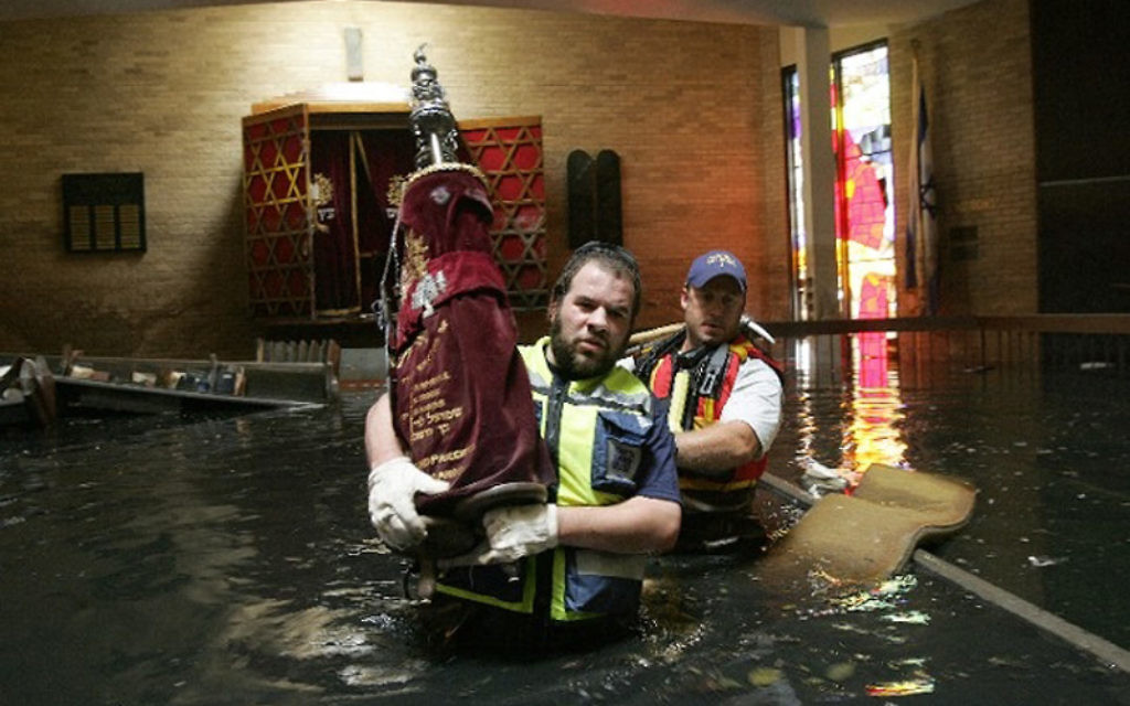 Les membres du ZAKA en train de sauver les rouleaux de Torah de la Congrégation Beth Israël après que l'ouragan Katrina ait frappé, août 2005. (Crédit : ZAKA)