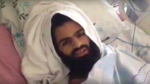 Le terroriste palestinien présumé Mohammed Allaan s'adresse à ses partisans depuis son lit d'hôpital d'Ashkelon après avoir mis fin à sa grève de la faim de 65 jours, dans un message vidéo publié le 21 août 2015 (Capture d'écran: YouTube)