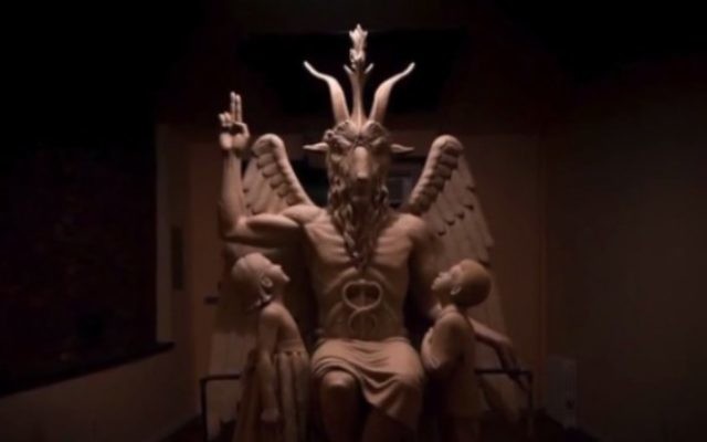 Illustration d'une statue de Satan exposée à Detroit (Crédit : capture d'écran YouTube)