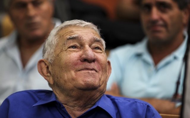 L'ancien maire de Ramat Gan Zvi Bar à la Cour de district de Tel-Aviv, le 4 juin 2015. Bar a été reconnu coupable de corruption, d'abus de confiance et blanchiment d'argent, et condamné à cinq ans et demi de prison (Crédit : Flash90)