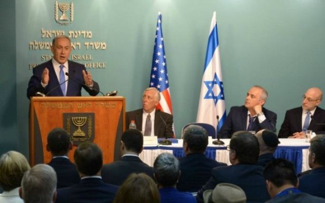 Le Premier ministre Benjamin Netanyahu reçoit des membres démocrates du Congrès, le 9 août 2015 à Jérusalem. Le chef de la délégation, Steny Hoyer est assis à côté de Netanyahu (Crédit photo: Amos Ben Gershom / GPO)