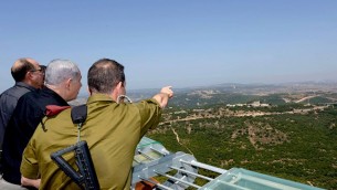 De droite à gauche, le general Aviv Kochavi, le Premier ministre Benjamin Netanyahu et le ministre de la Défense Moshe Yaalon à la frontière nord  le 18 août 2015 (Crédit photo: Amos Ben Gershom, GPO)