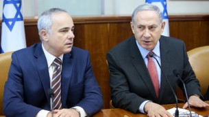 Le Premier ministre Benjamin Netanyahu (à droite) et le ministre de l'Énergie Yuval Steinitz assistent à la réunion hebdomadaire du cabinet à Jérusalem le 16 août 2015 (Crédit photo: Marc Israël Sellem / Pool)