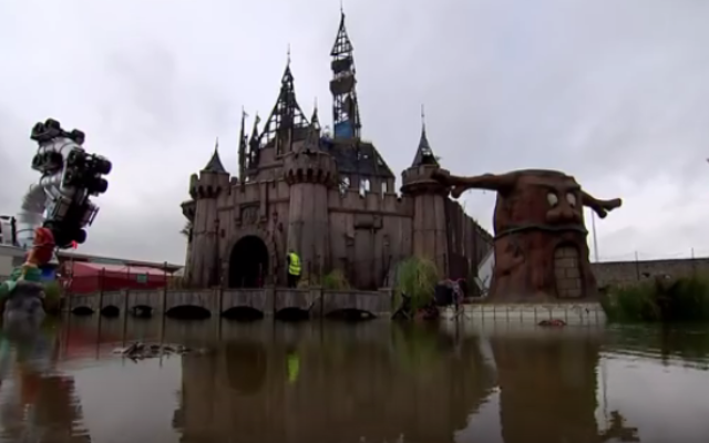 Le château de cendrillon du parc Dismaland de Banksy (Crédit : Capture d'écran YouTube/Channel 4)