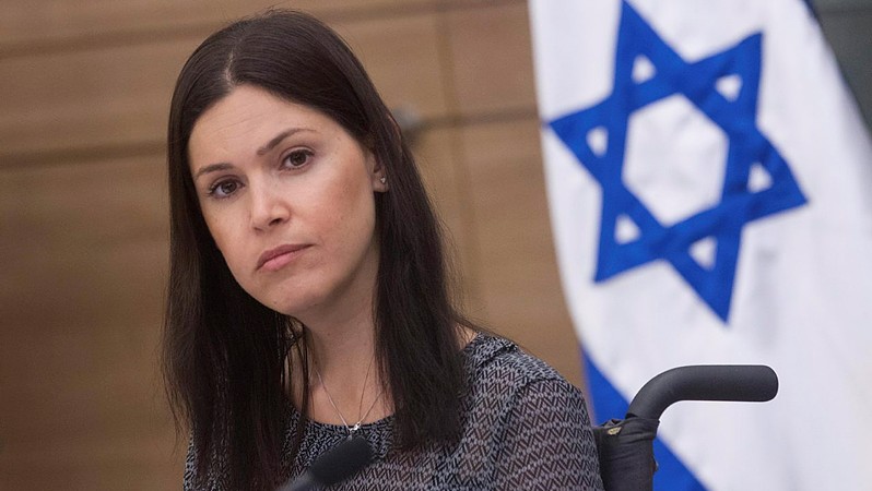 La députée Karin Elharar (Yesh Atid), présidente de la commission du contrôle de l'État à la Knesset, préside une réunion de la commission, le 8 juin 2015. (Crédit : Miriam Alster/Flash90)