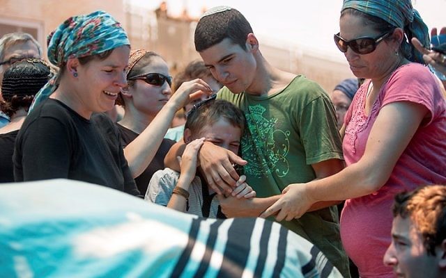 La famille de Malachi Rosenfeld pleure lors de ses funérailles à Kochav Hashachar en Cisjordanie le 1er juillet 2015 (Crédit photo : Yonatan Sindel / Flash90)