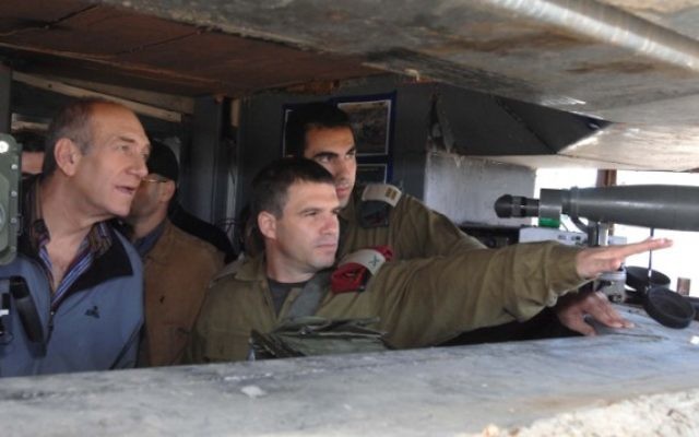 Le général de brigade Gal Hirsch, (au centre), avec le Premier ministre d'alors Ehud Olmert. (Crédit photo: Moshe Milner / GPO / Flash90)
