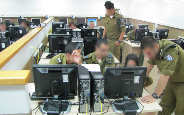 Des cadets en formation dans l'unité de Cyber Défense de l'armée israélienne, le 10 juin 2013 (Crédit : Unité de porte-parole de Tsahal)