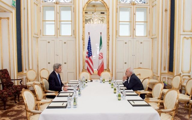 Le secrétaire d'Etat américain John Kerry face au ministre iranien des Affaires étrangères Mohammed Javad Zarif pendant la négociation de l'accord nucléaire iranien, à Vienne, en Autriche, le 1er juillet 2015. (Crédit : département d'État)