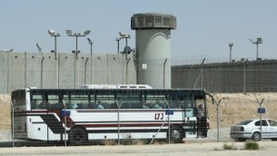 Un autobus devant la prison de Ketziot, le 3 août 2009. Illustration. (Crédit : Moshe Shai/Flash90) 