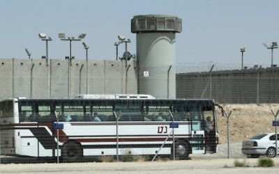 Un autobus devant la prison de Ketziot, le 3 août 2009. Illustration. (Crédit : Moshe Shai/Flash90)
