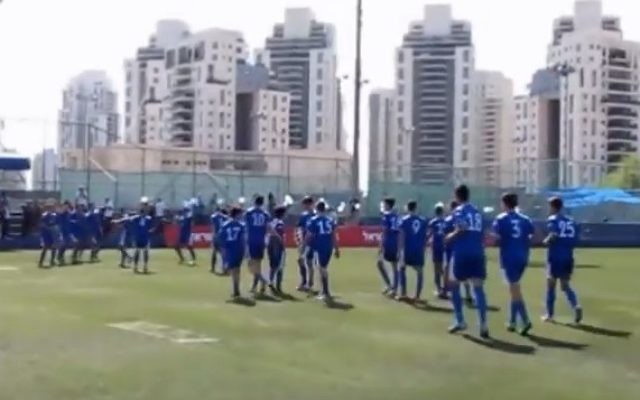 L'équipe de football des juniors de Maccabi Petah Tikva (Capture d'écran: YouTube)