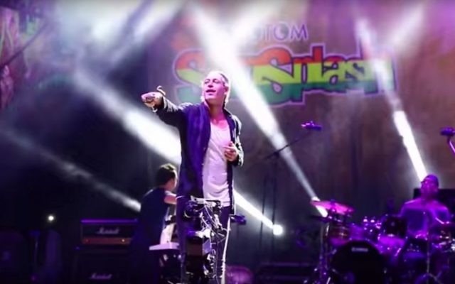 Matisyahu en concert à un festival de reggae espagnol, le 22 août 2015. (Crédit : capture d'écran YouTube via JTA)