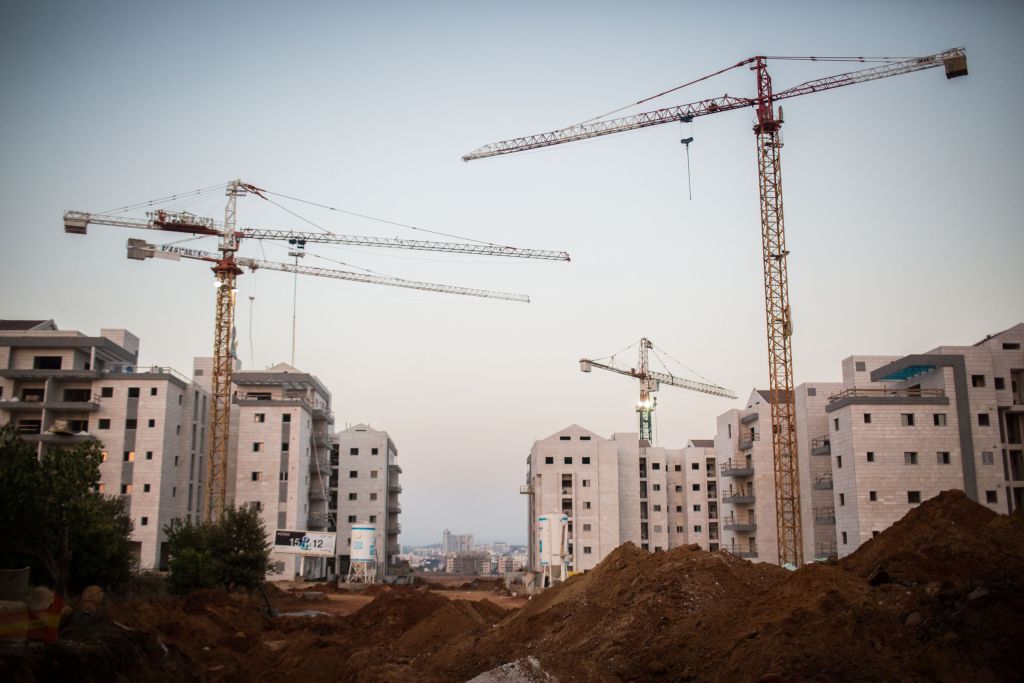 La nouvelle construction d'immeubles d'appartements à Derech Kfar Nachman dans la ville israélienne de Raanana (Crédit : Hadas Parush / Flash90)