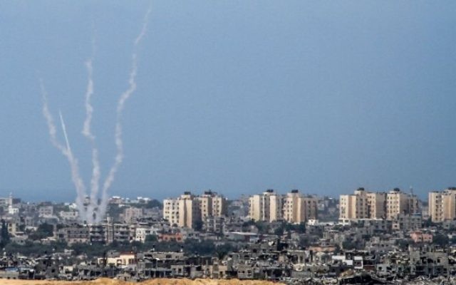 Roquettes tirées par des terroristes palestiniens de la bande de Gaza vers Israël, le 20 août 2014. Illustration. (Crédit : Albert Sadikov/Flash90)