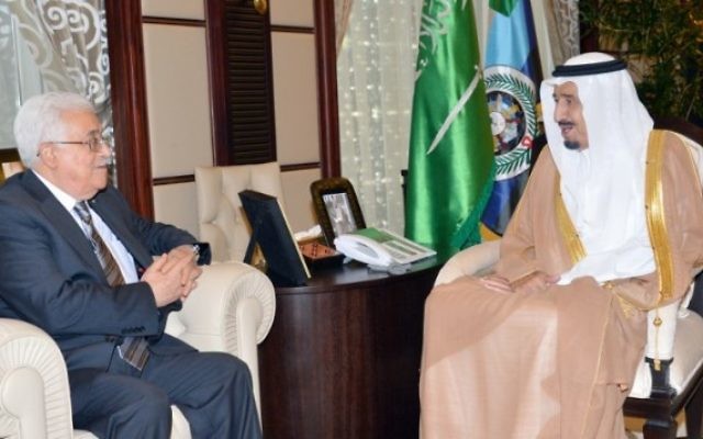 Salmane ben Abdelaziz Al Saoud (à droite) et le président de l'Autorité palestinienne Mahmoud Abbas, à Djeddah, en Arabie saoudite, le 18 juin 2014. (Crédit : AFP/HO/Saudi Press Agency)