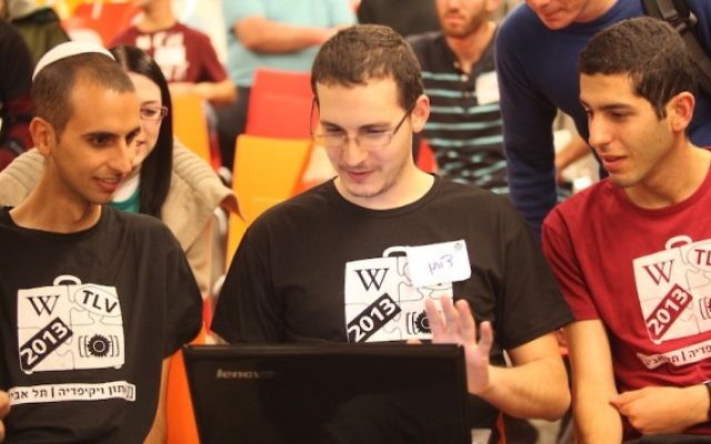 Participants à un récent hackathon Wikimedia israélien (Daniel Bar-On / Wikimedia Israël)