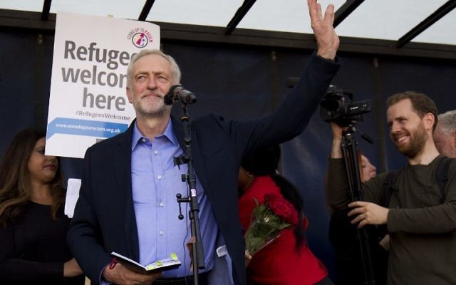 Jeremy Corbyn vient d'être annoncé comme le nouveau leader du parti d'opposition travailliste britannique, à Londres le 12 septembre, 2015. (Crédit : AFP PHOTO / BEN STANSALL)