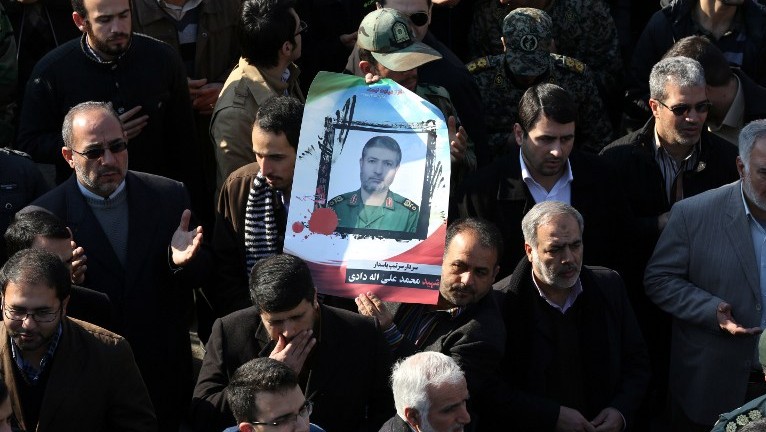 les pleureuses iraniennes portent un portrait du général de brigade Mohammad Ali Allahdadi, un commandant des Gardiens de la Révolution de la République islamique tués dans un présumé raid aérien israélien sur la Syrie, pendant son cortège funèbre à Téhéran le 21 janvier 2015 (Crédit photo: AFP / ATTA KENARE )