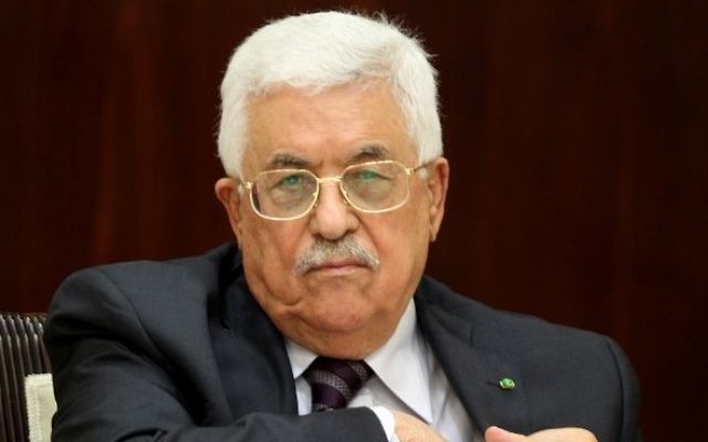 Le président de l'Autorité palestinienne, Mahmoud Abbas, préside une réunion du Comité exécutif de l'OLP à Ramallah, en Cisjordanie, le 1er septembre 2015. (Crédit : AFP / Abbas Momani)