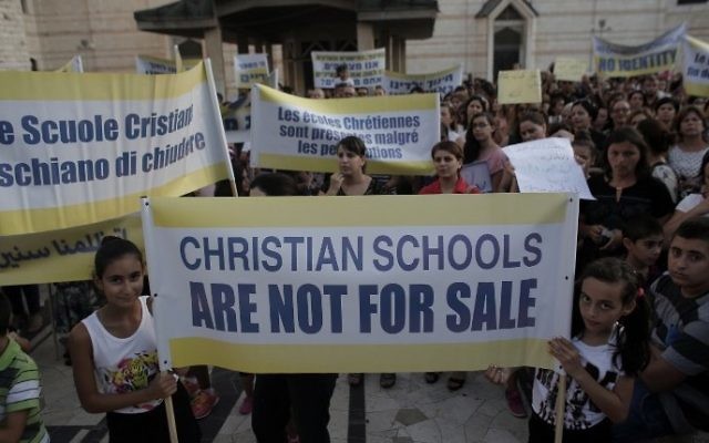 Des centaines de chrétiens israéliens pendant un rassemblement contre ce qu'ils disent être de la discrimination de l'Etat dans le financement de leurs écoles, au pied de la Basilique de l'Annonciation à Nazareth, le 1er septembre 2015. (Crédit : AFP/Ahmad Gharabli)