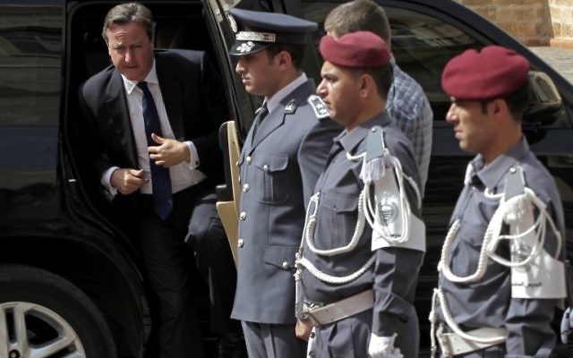 Gardes d'honneur libanaises accueillent le Premier ministre britannique David Cameron qui arrive pour rencontrer son homologue libanais Tammam Salam (invisible) à Beyrouth le 14 septembre 2015.(Crédit : AFP PHOTO / POOL / BILAL HUSSEIN)