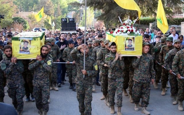 Des combattants du Hezbollah portent les cercueils de leurs camarades qui ont été tués par les combats en Syrie pendant leur enterrement à Baalbek, à l'est du Liban, le le 21 septembre 2015. (Crédit : AFP / STR)