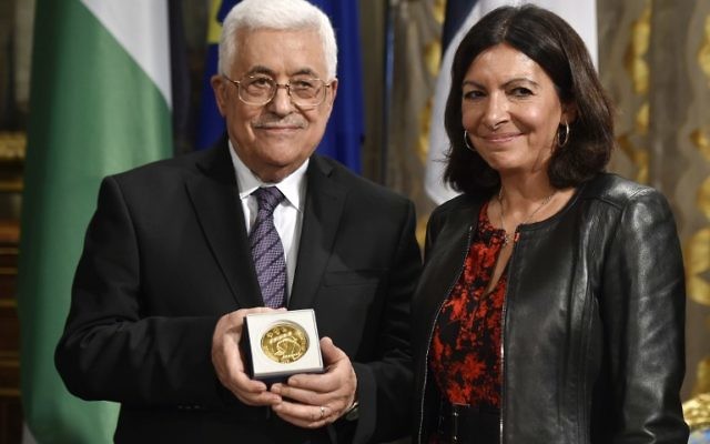 Le président de l'Autorité palestinienne Mahmoud Abbas (à gauche) pose à côté de la maire de Paris, Anne Hidalgo, après avoir reçu la médaille de Paris au cours d'une célébration de la Journée internationale de la paix le 21 septembre 2015 à l'hôtel de ville de Paris (Crédit : AFP PHOTO / DOMINIQUE FAGET)