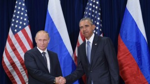 Barack Obama (g) et Vladimir Poutine à la 70e Assemblée générale de l'ONU à New York - le 28 septembre 2015 (Crédit : MANDEL NGAN / AFP)
