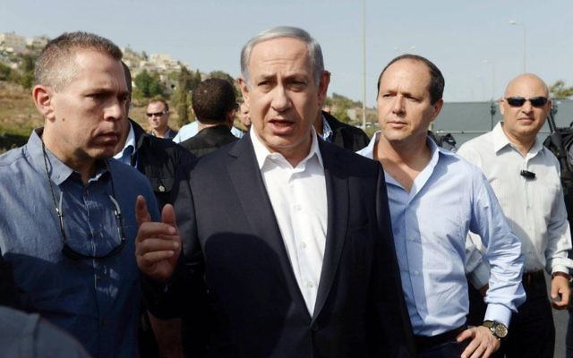 Le Premier ministre Benjamin Netanyahu le ministre de la Sécurité intérieure, Gilad Erdan et le maire de Jerusalem Nir Barkat, le 16 septembre 2015 (Crédit : Amos Ben Gershom/GPO)