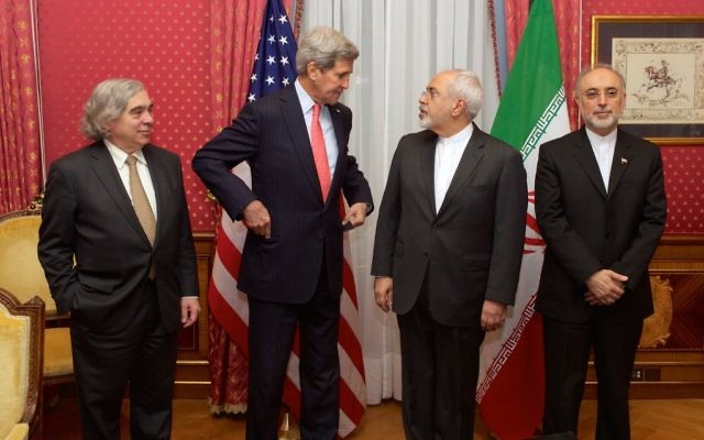 De gauche à droite, Ernest Moniz, John Kerry, et Mohammad Javad Zarif et Ali Akhbar Salehi en Suisse en mars 2015 (Crédit: Département d'Etat américain)