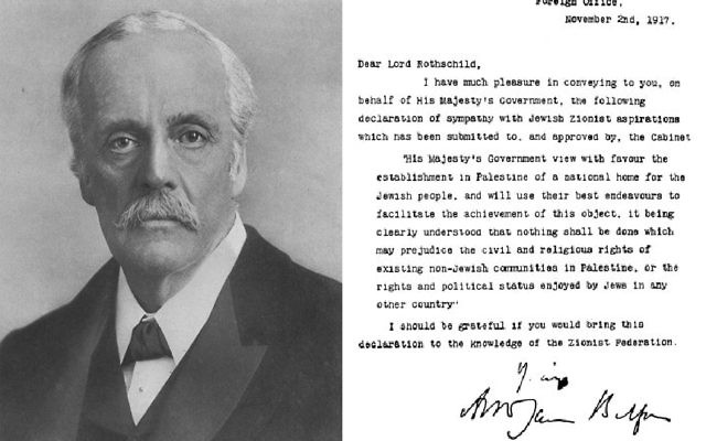 Lord Arthur James Balfour, secrétaire aux Affaires étrangères du Royaume-Uni en 1917, et le texte de la déclaration qui porte son nom et soutient l'établissement d'un foyer national juif en Palestine. (Crédit : Domaine public/Wikipédia)