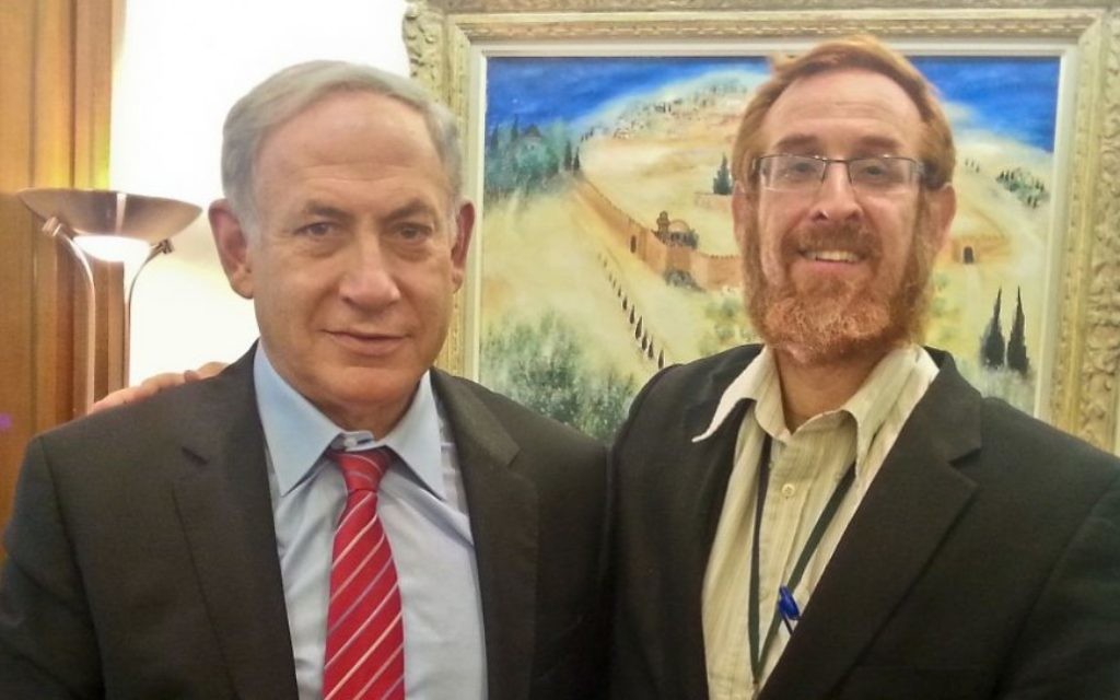 Benjamin Netanyahu et le rabbin Yehuda Glick avec le guide rédigé par Yehuda Glick sur le mont du Temple, le 19 août 2015. (Crédit : autorisation Yehuda Glick)