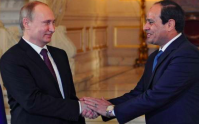 Le président russe Vladimir Poutine et le président égyptien Abdel Fattah al-Sissi pendant leur rencontre au Caire, le 10 février 2015. (Crédit : AFP/Mikhail Klimentyev/Ria Novosti)