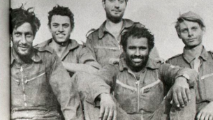 Avigdor Kahalani (avec la barbe) et son équipage en 1973 (Crédit : IDF) 