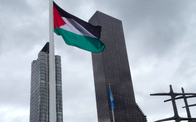 Le drapeau palestinien a été hissé au Rose Garden des Nations unies, le 30 septembre 2015. (Crédit : Raphael Ahren/Times of Israel)