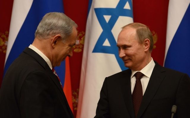 Le président russe Vladimir Poutine (à droite) et le Premier ministre Benjamin Netanyahu pendant une conférence de presse conjointe après leur réunion au Kremlin, à Moscou, le 20 novembre 2013. (Crédit : Kobi Gideon/GPO/Flash90)