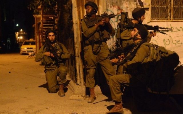 Soldats israéliens en patrouille en Cisjordanie, le 16 juin 2014. Illustration. (Crédit : porte-parole de l'armée israélienne/Flash90)