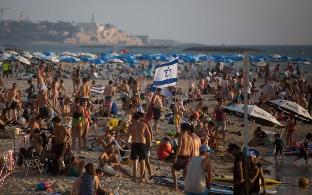 Affluence à la plage de Tel Aviv pendant une chaude journée. Illustration. (Crédit : Miriam Alster/Flash90)
