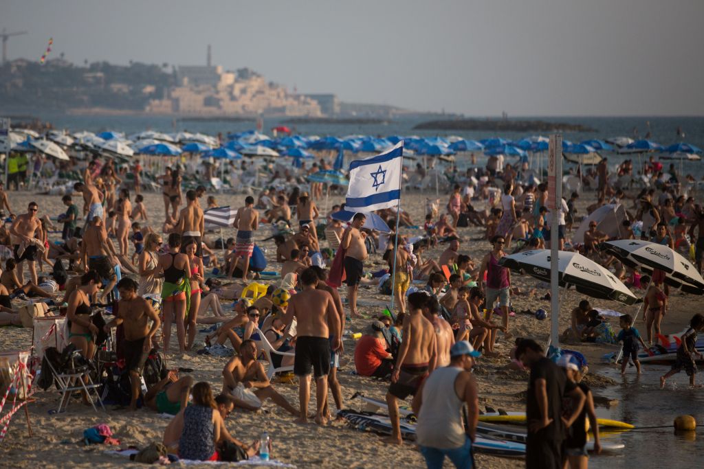 Affluence à la plage de Tel Aviv le 25 juillet 2015 (Crédit : Miriam Alster/FLASH90)