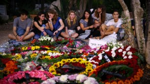 Les amis de Shira Banki autour de sa tombe après son enterrement le 3 août 2015. Banki a été poignardée au cours de la Gay Pride de Jérusalem et est décédée plus tard des suite de ses blessures (Crédit : Flash90)
