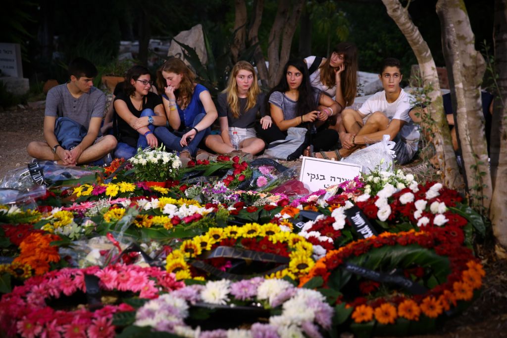 Les amis de Shira Banki autour de sa tombe après son enterrement le 3 août 2015. Banki a été poignardé au cours de la Gay Pride de Jérusalem et est décédée plus tard des suite de ses blessures (Crédit : Flash90)
