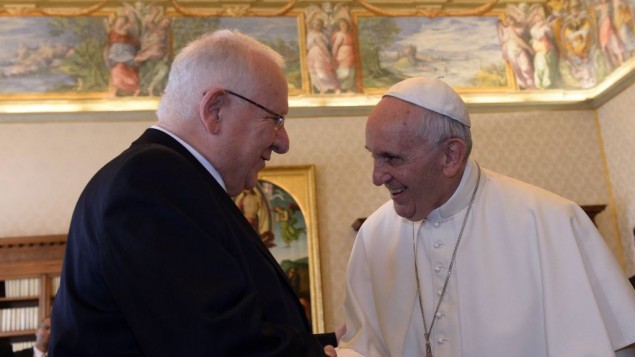 Le président Reuven Rivlin et le pape François au Vatican, le 3 septembre 2015. (Crédit : Haim Zach/GPO)
