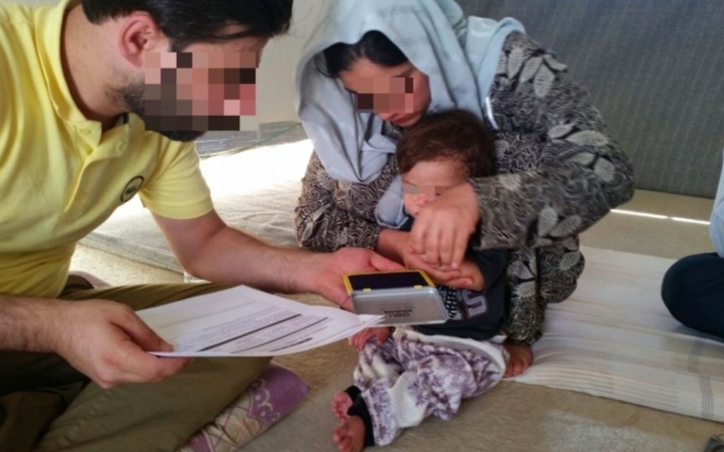 Le médiateur de CYCI documente la libération d'une femme et de son enfant Yazidi. (Crédit : autorisation)