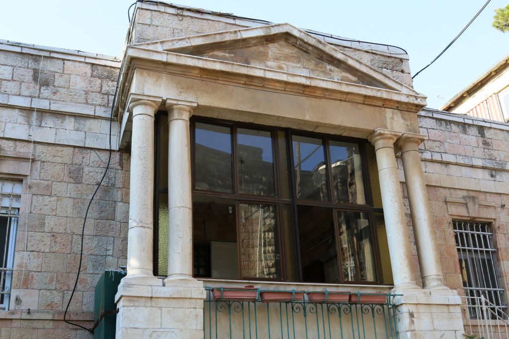  La synagogue et les appartements Kurdistani de Romema (Crédit : Shmuel Bar-Am)