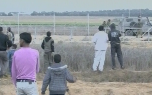 Des habitants de Gaza s'approchant de la clôture à la frontière israélienne, en novembre 2012 (Crédit : Capture d'écran Deuxième chaîne)