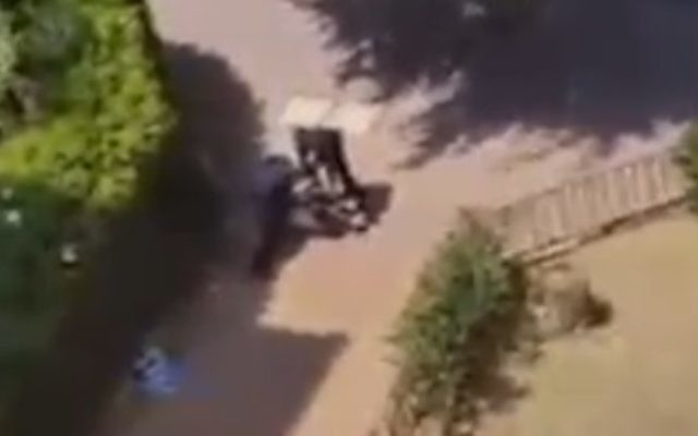 Une image tirée de la vidéo qui montre un Israélien éthiopien s'écrouler sous le coup d'un taser (Capture écran : Deuxième chaîne)