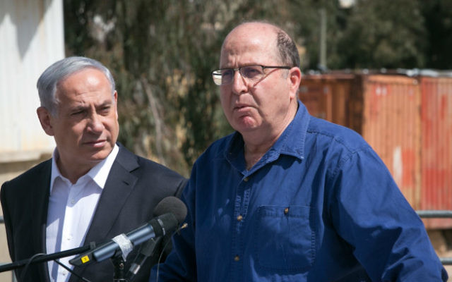 Moshe Yaalon, alors ministre de la Défense, et le Premier ministre Benjamin Netanyahu sur une base militaire, le 10 mars 2015. (Crédit : Ohad Zwigenberg)