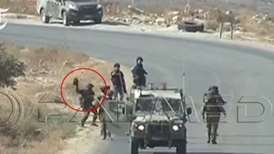 Des images tournées en Cisjordanie le 25 septembre 2015, montrant apparemment un soldat de Tsahal jetant au sol une caméra appartenant à des journalistes de l'AFP (Capture d'écran: YouTube)