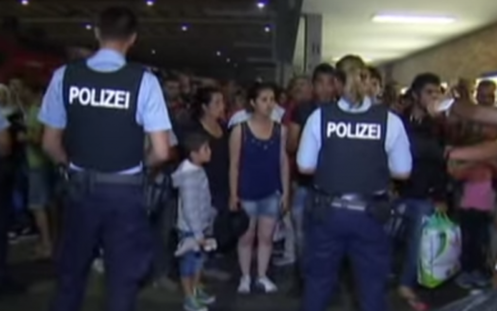 Des réfugiés syriens arrivant à Munich en train (Crédit :  Capture d'écran YouTube/Euronews)